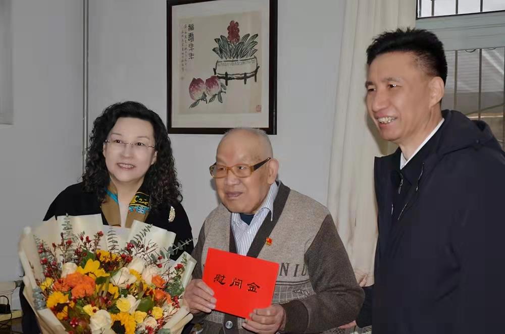 濟(jì)南產(chǎn)發(fā)集團(tuán)黨委副書記、總經(jīng)理黃蓓走訪慰問離休老干部、老黨員